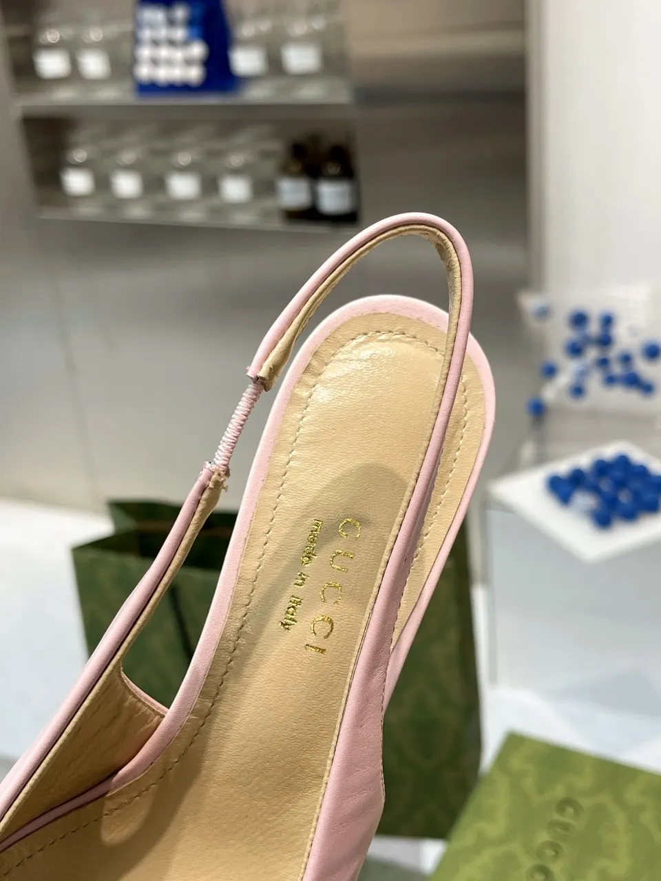👟👟Ex-factory price 440👟👟 (genuine leather sole +40) Gucci Original GG canvas adds dazzling essence to these slingback pumps. Brown leather piping and light gold-toned hardware are complemented by beige and brown graphics. The pointed toe, elasticated straps and low heel all work together to create a comfortable fit. Upper: Made of first-layer imported patent cowhide/sheepskin lining. Outsole: rubber non-slip outsole/genuine leather outsole. Size: 35-42 (34/41 42 customized, non-refundable)